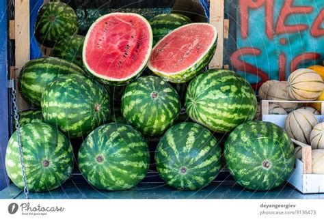 Viele Wassermelonen Auf Einem Straßenmarkt Ein Lizenzfreies Stock