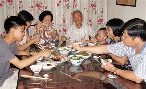 family dinner - a Chinese family eating dinner. / myLot