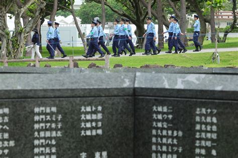 「不確か」な平和、だからこそ受け継ぐ 誓う人々 沖縄慰霊の日 写真特集1010 毎日新聞