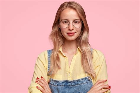 Portrait De Jeune Femme Blonde En Salopette En Denim Photo Gratuite
