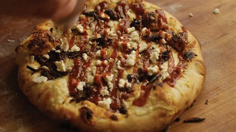 Make A Barbecue Brisket Pizza At Home