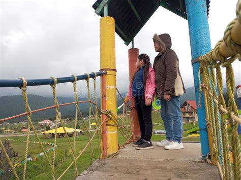 Mamá Latina Hispana Y Su Hija Juegan Y Se Divierten En Un Picnic Al Aire Libre Volando Una