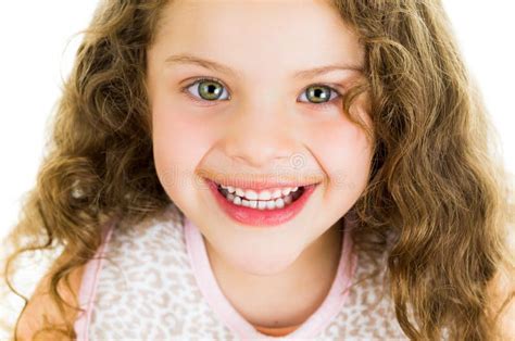 Menina Pequena Bonito Da Criança Em Idade Pré escolar Que Guarda Uma