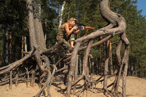 Jong Blonde Met Een Geweer Stock Foto Image Of Vrij 26588338