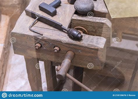 Uma Bancada Um Conjunto De Ferramentas Antigas De Chaveiro Foto De