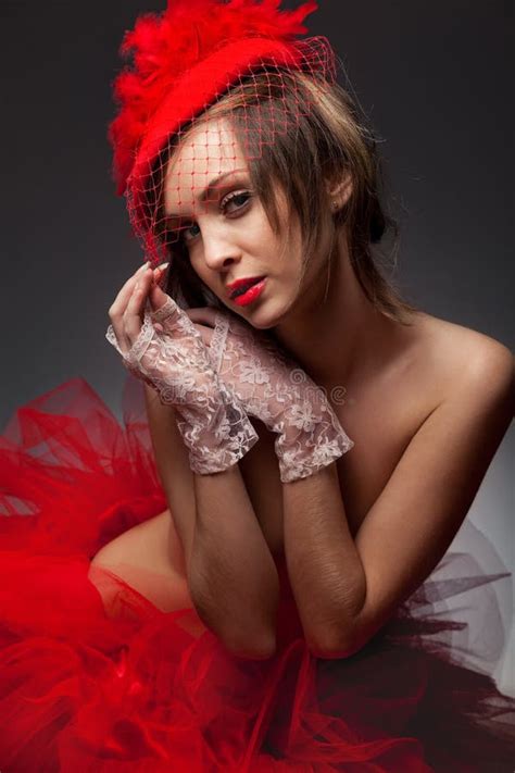 Femme Sexy Dans Le Chapeau Rouge Avec Le Voile Net Photo Stock Image