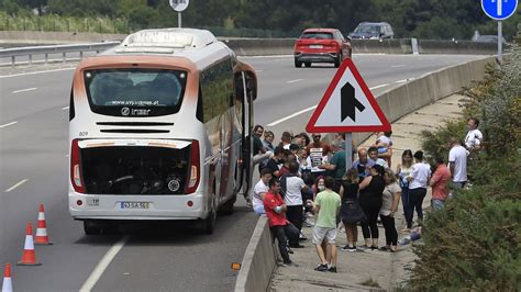 Un autobús de Portugal se avería en la AP 9 y el pasaje se apea en el arcén