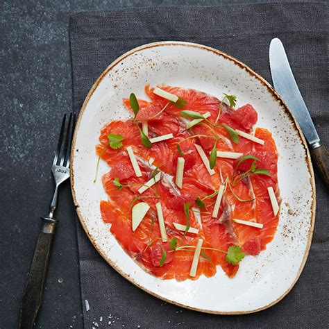 Carpaccio de salmón ahumado con manzana y cilantro