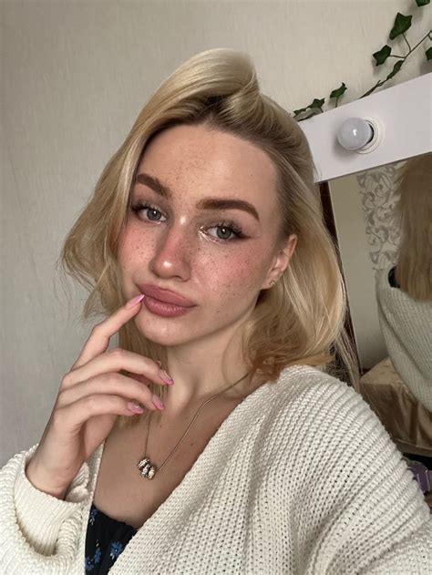 Blonde Girl Aesthetic