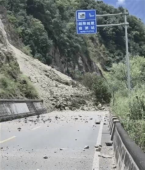 四川泸定68级地震后余震活动仍将持续：路人拍下山体滑坡可怕瞬间四川雅安石棉连发2次地震 最高42级四川泸定68级地震已致7人遇难