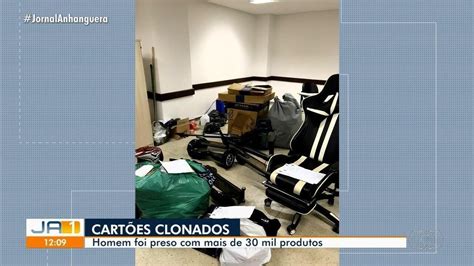 Homem Preso Suspeito De Comprar Mercadorias Cart Es De Cr Dito