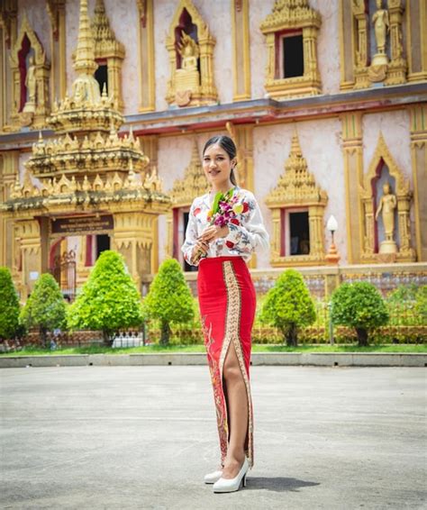 Belle Fille Asiatique Au Grand Temple Bouddhiste Habillée En Costume