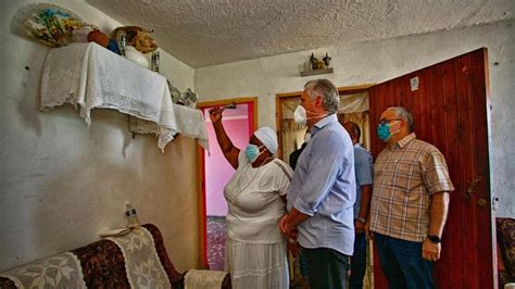 Miguel Díaz Canel Se Reúne Hasta Con Los Santos Para Intentar Mejorar