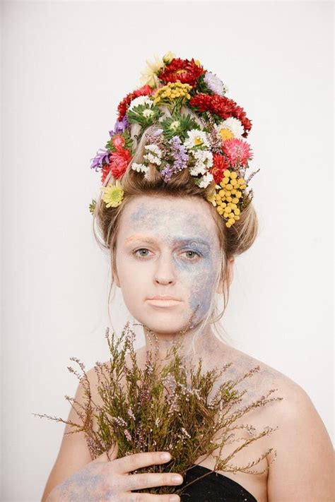 Una Mujer Joven Con Las Flores En Su Cabeza Y Manos Imagen De La