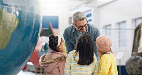 Geografía Científica Y Niños Aprendiendo Sobre La Tierra Con Un