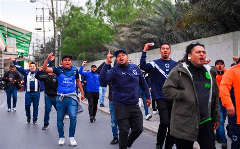 Afición de Rayados le recordó descenso a Tigres en caravana al Volcán