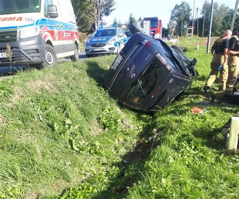 Opel Wjecha Do Rowu I Dachowa Kierowca Nie Yje Tragiczny Wypadek W