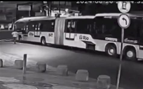 BRT Vídeo mostra momento em que motorista corre atrás de BRT