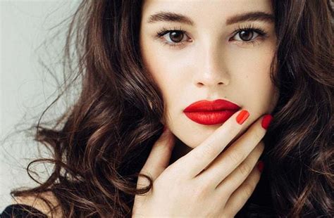 Best Red Lipstick for Fair Skin Tone & Perfect Shade for Blonde