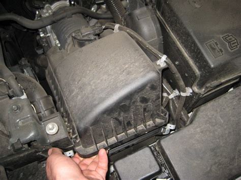 Mazda-Mazda3-Engine-Air-Filter-Cleaning-Replacement-Guide-005