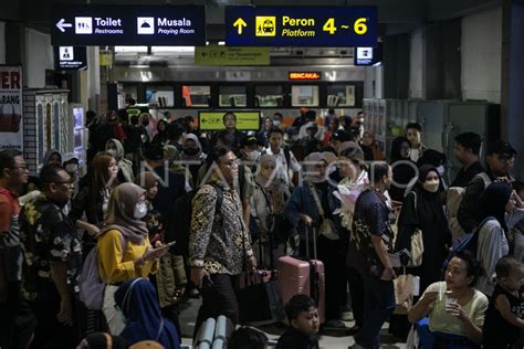 Kenaikan Penumpang Ka Libur Natal Antara Foto