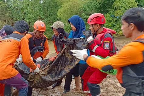 Pencarian Korban Longsor Di Jalan Poros Maros Bone Terkendala Cuaca