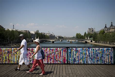 Romantic street art replaces love locks on Paris bridge | GMA News Online