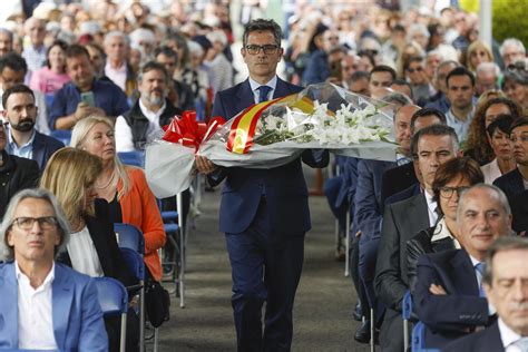 Pol Mica Per La Bandera Espanyola En L Homenatge De F Lix Bola Os A Gernika