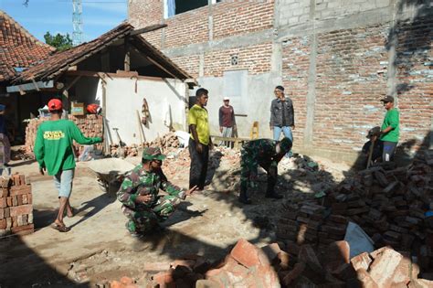 Kerja Bakti Anggota Kodim Ponorogo Bantu Bedah Rumah Warga