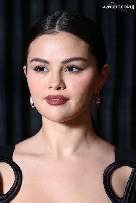 Selena Gomez Sexy Flaunts Her Hot Cleavage Wearing A Stunning Black Outfit At The Emilia Prez