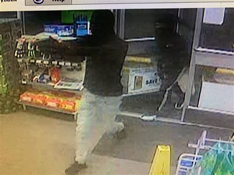 Police 3 Armed Robbers Hold Up Chesterfield Convenience Store