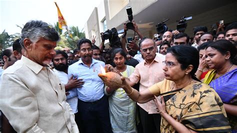 Chandrababu Naidu arrives at his residence in Undavalli - The Hindu