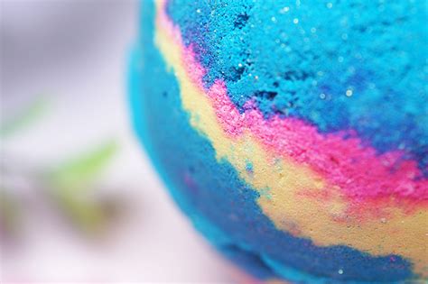 Review Lush Intergalactic Bath Bomb Oh My