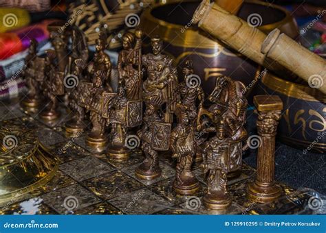 Tabuleiro De Xadrez De Madeira Figuras Sob A Forma Dos Guerreiros