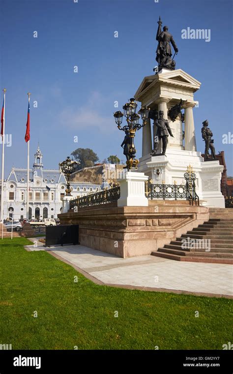 Monumento A Los Heroes De Iquique En Plaza Sotomayor Fotograf As E