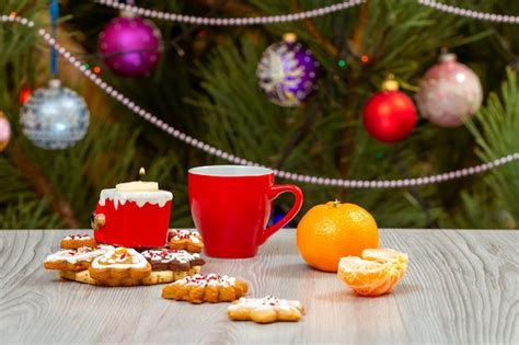 Xícara de café e uma árvore de abetos enfeites de natal ao fundo