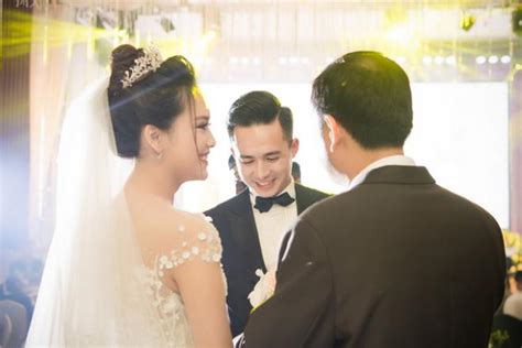 Người đẹp HHVN 2016 bật khóc trong ngày lên xe hoa với hot boy cảnh sát