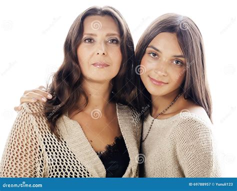 Nette Recht Jugendlich Tochter Mit Der Reifen Umarmenden Mutter Modeart Brunette Make