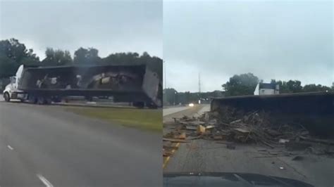 Camion Si Ribalta In Curva E Perde Il Carico Auto Salva Per Un Soffio