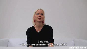 Chica rubia es follada en el sofá blanco XVIDEOS