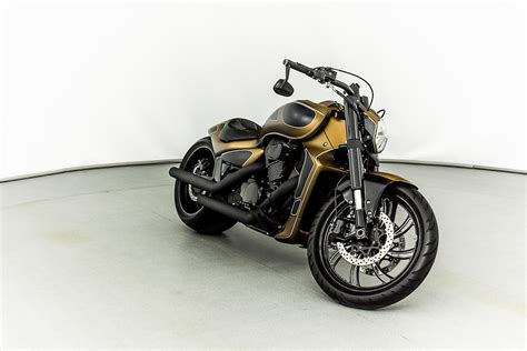 SUZUKI M109R NIGHT FURY фото студио 360carscan