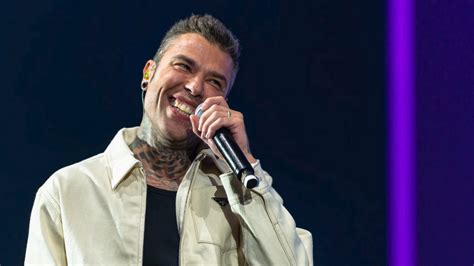 Fedez Dimesso Dall Ospedale Ringrazio I Donatori Di Sangue Il Difforme