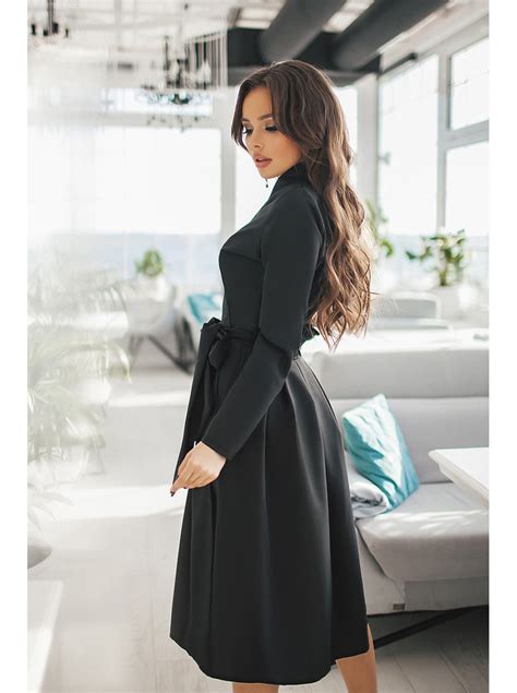 Платье черное с пышной юбкой