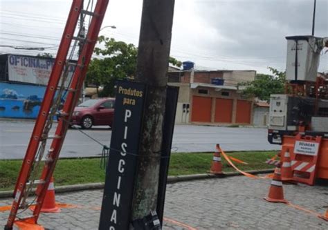 Postes Instalados No Meio Da Rua Em Barra De S O Jo O Come Am A Ser