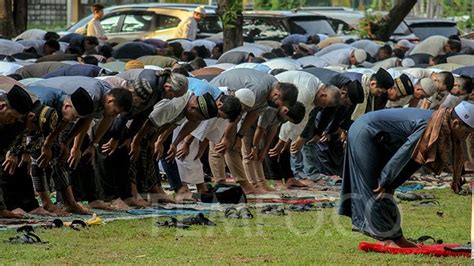 Suasana Salat Idul Adha Di Lapangan Arcici Dan Daerah Kembangan Foto