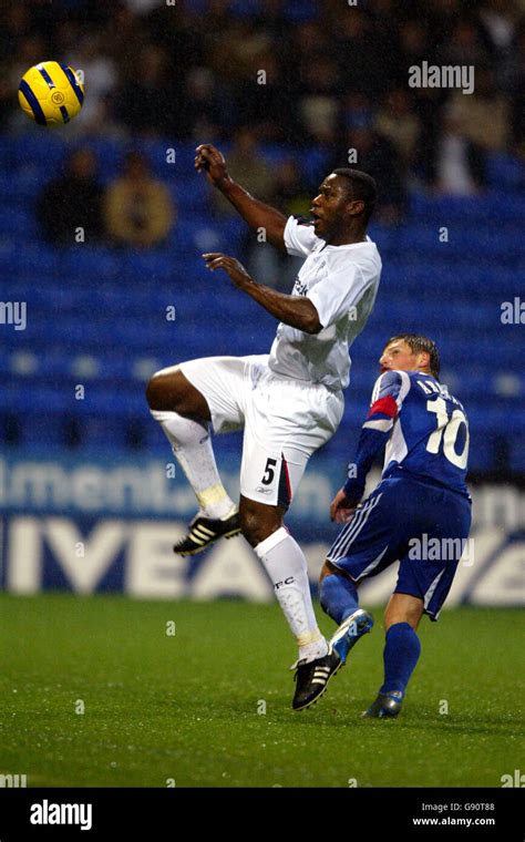 Bolton Wanderers Bruno Ngotty Despeja Con Un Encabezado Fotografías E