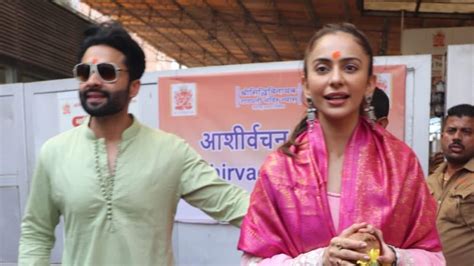 Rakul Preet Singh Jackky Bhagnani Pray At Siddhivinayak Temple Ahead