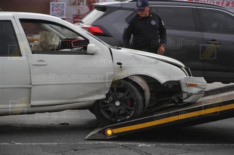 Destroza su vehículo al chocar y volcar en la avenida Tecnológico