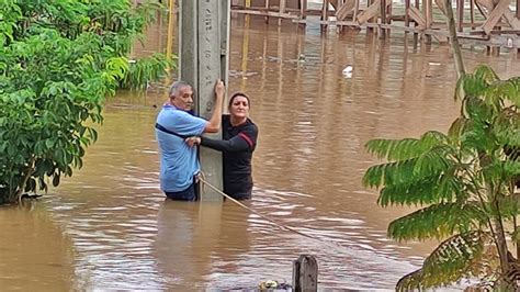 Idoso tenta passar carro em alagação e é amarrado para não ser