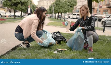 Equipo De Voluntarios Recogiendo Basura En El Parque Almacen De Video